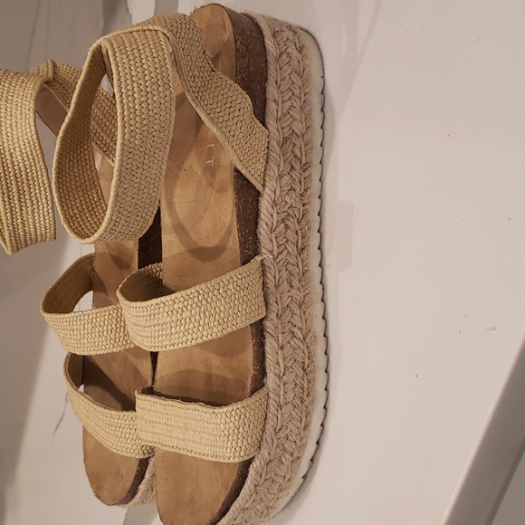 Expiration sandals size 9.5 - Picture 2 of 4